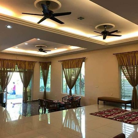 Leissa Homestay Ayer Hitam ภายนอก รูปภาพ