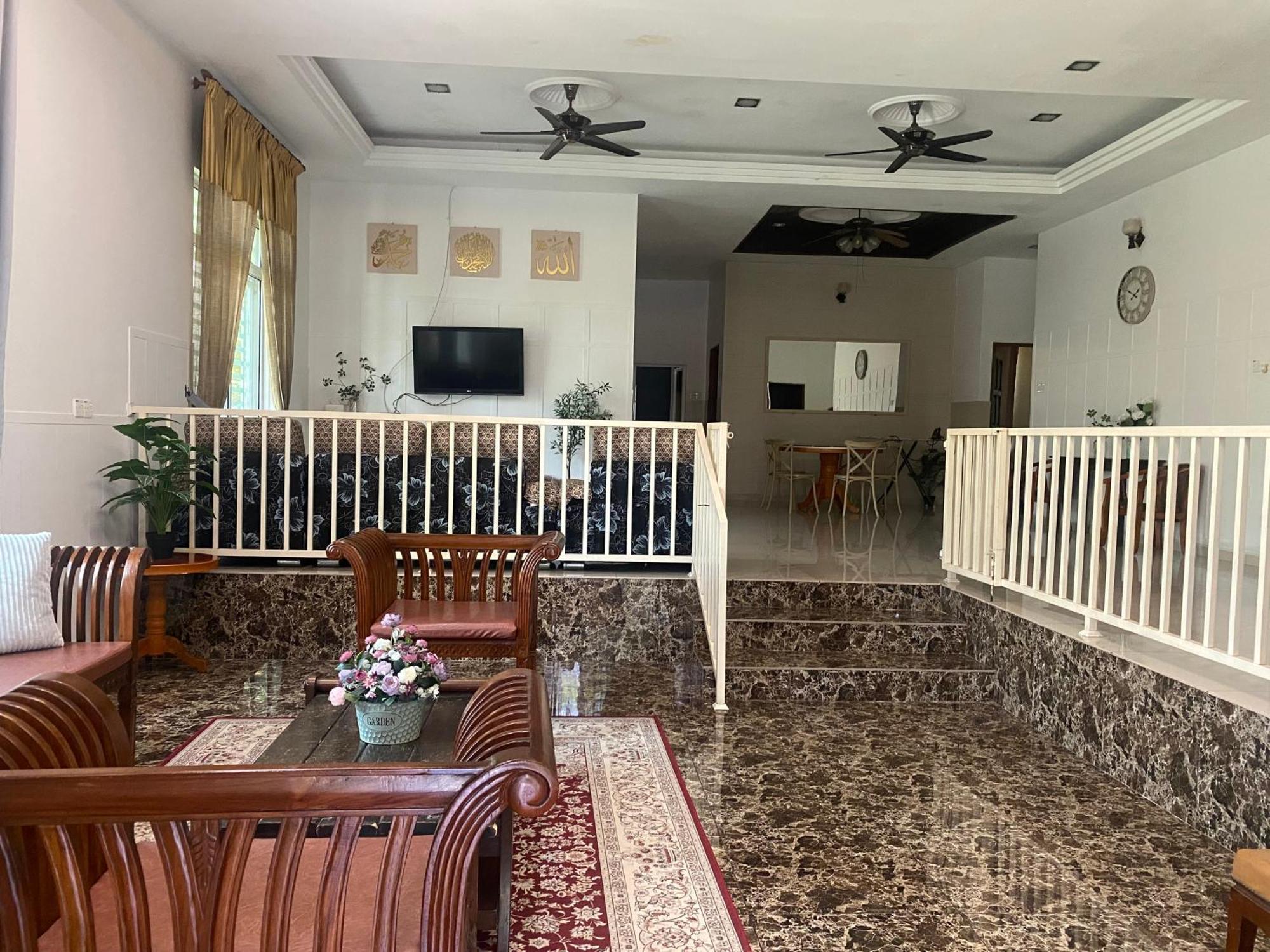Leissa Homestay Ayer Hitam ภายนอก รูปภาพ