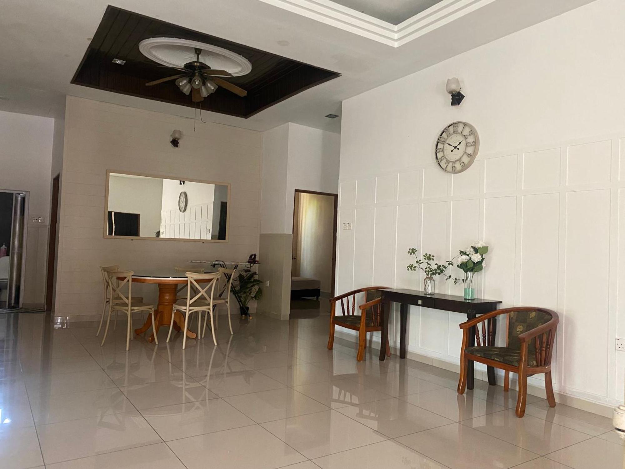 Leissa Homestay Ayer Hitam ภายนอก รูปภาพ