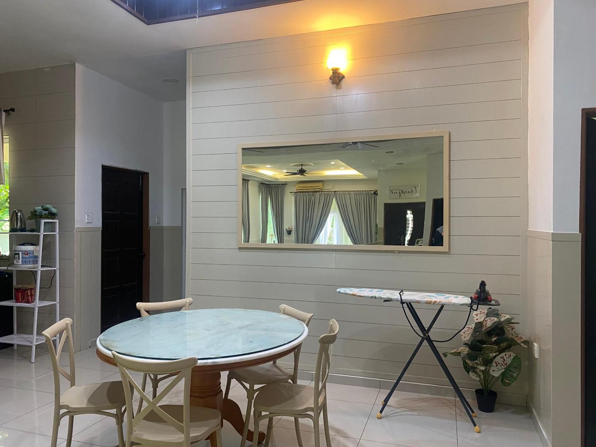 Leissa Homestay Ayer Hitam ภายนอก รูปภาพ