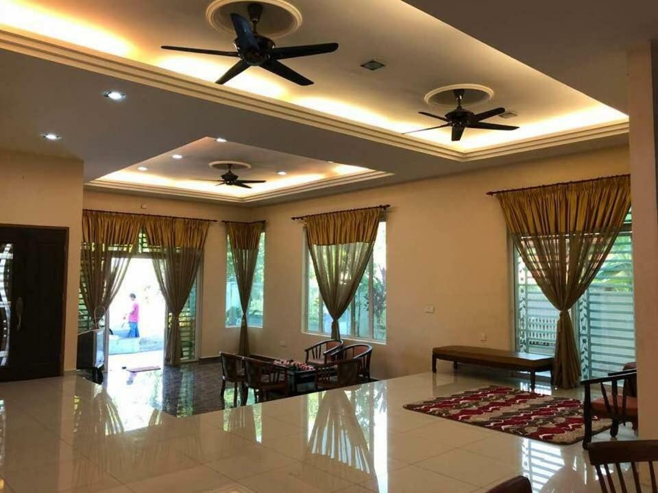 Leissa Homestay Ayer Hitam ภายนอก รูปภาพ